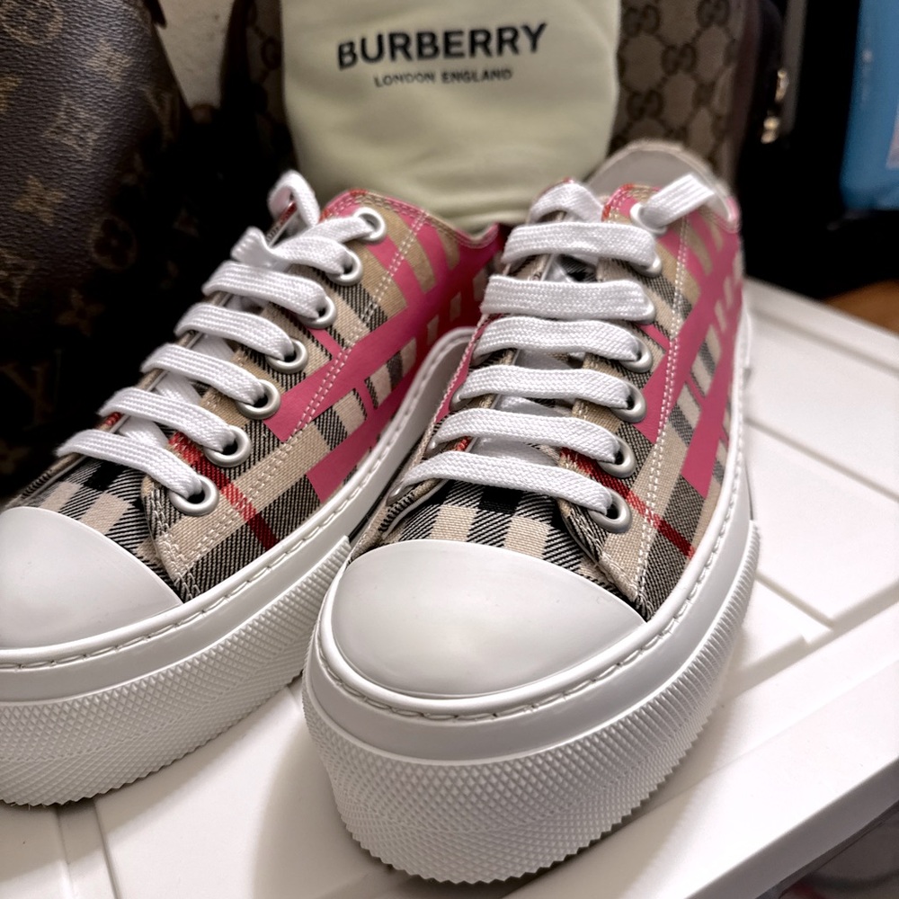 Barberry woman’s sneakers new never worn
